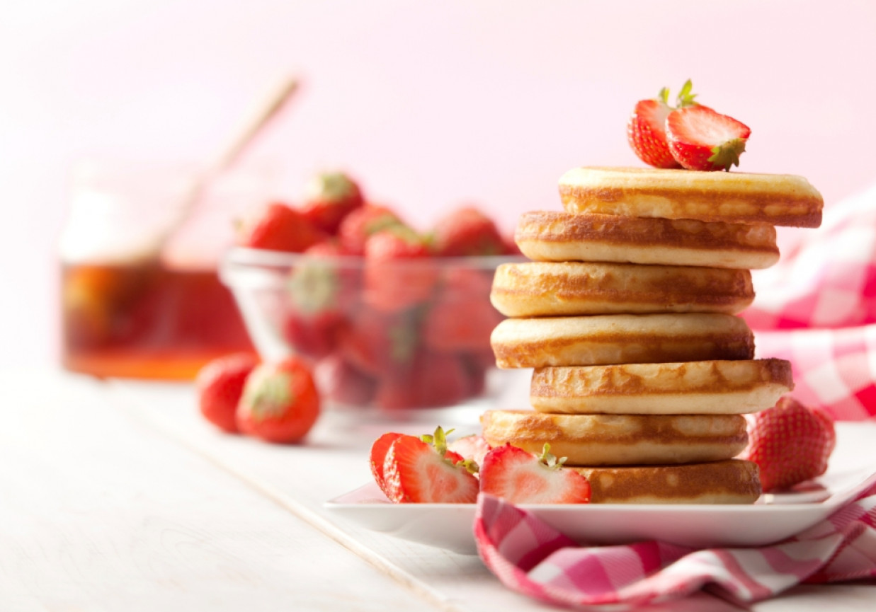 Omlet francuski z konfiturą truskawkową i świeżą bazylią z dodatkiem białego sera foto