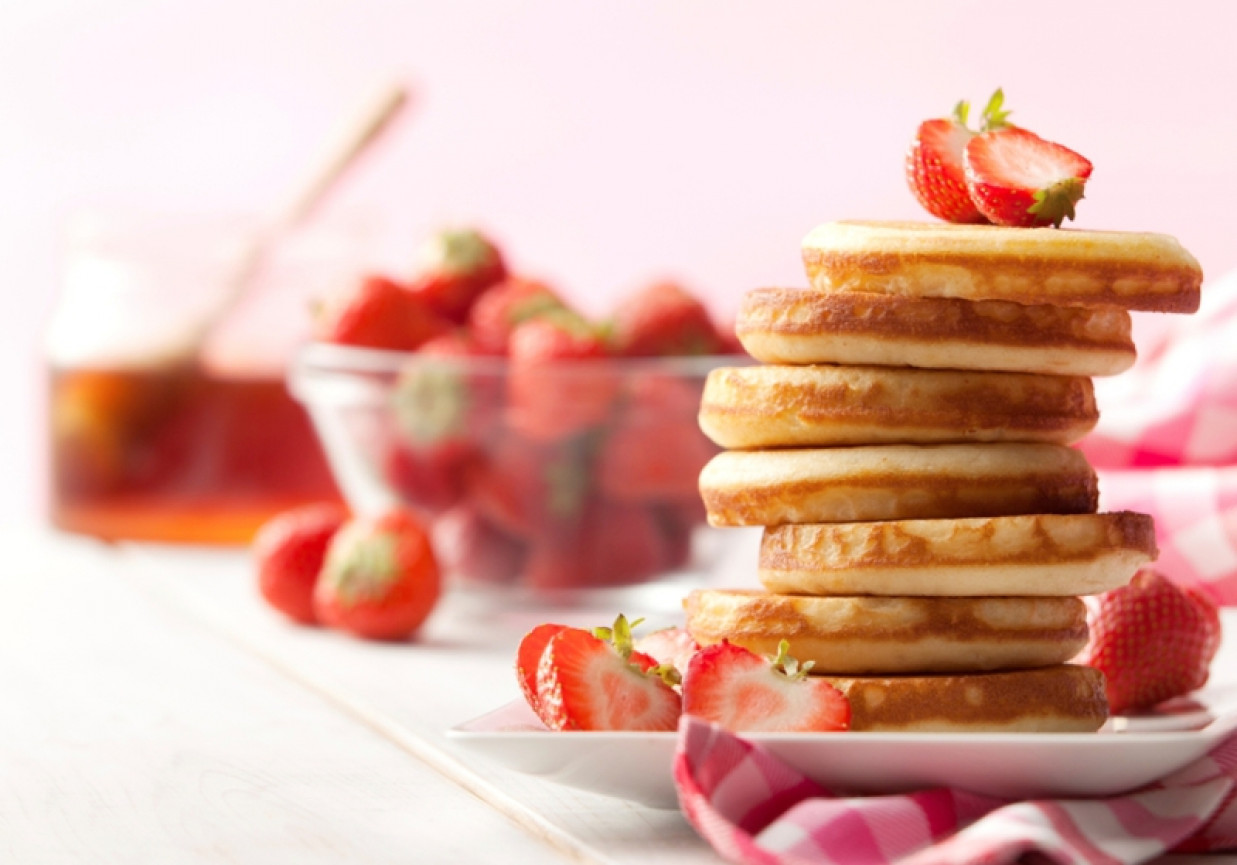 Omlet francuski z konfiturą truskawkową i świeżą bazylią z dodatkiem białego sera foto