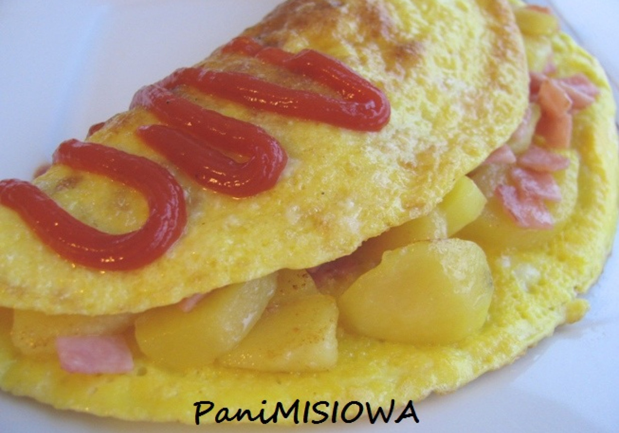 Omlet francuski z szynką i odsmażanymi ziemniakami foto