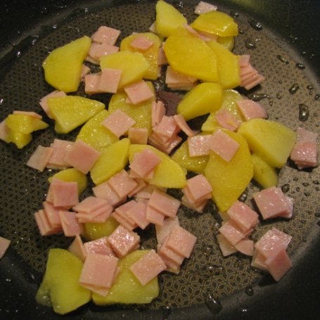Krok 1 - Omlet francuski z szynką i odsmażanymi ziemniakami foto