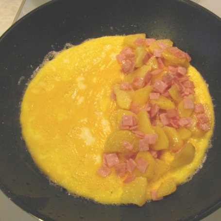 Krok 2 - Omlet francuski z szynką i odsmażanymi ziemniakami foto