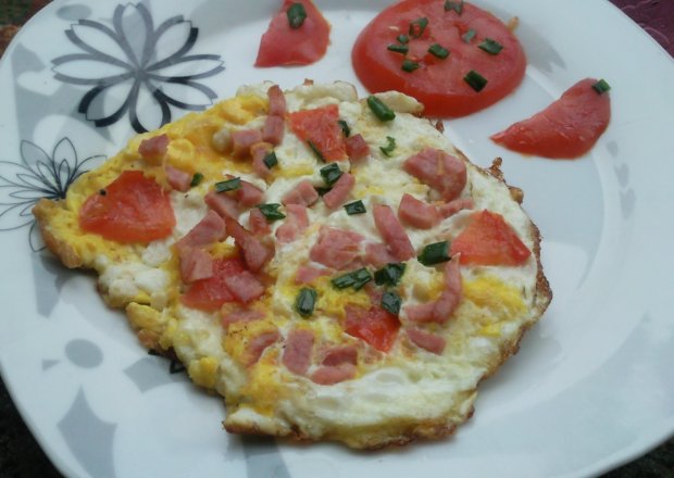 Fotografia przedstawiająca Omlet jajeczny z szynka  pomidorem