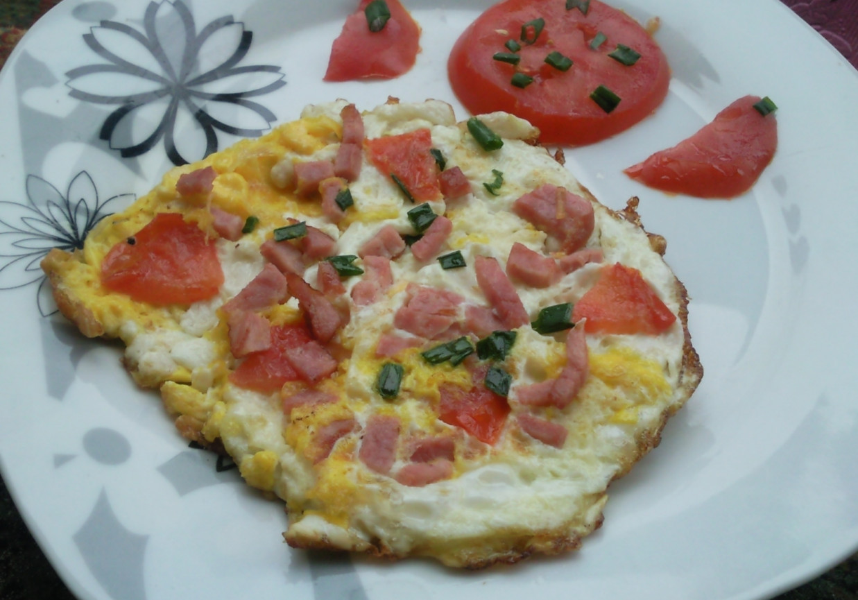 Omlet jajeczny z szynka  pomidorem foto