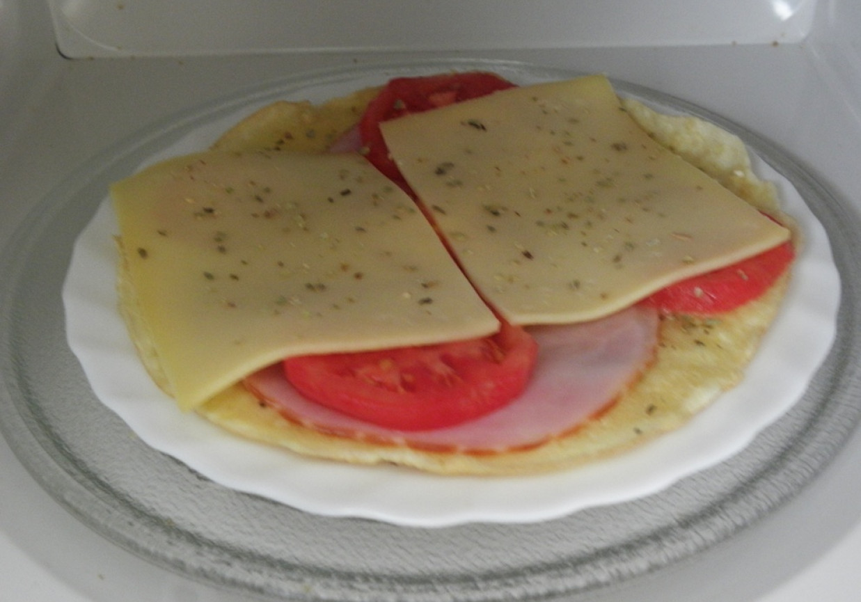 Omlet jak pizza. foto