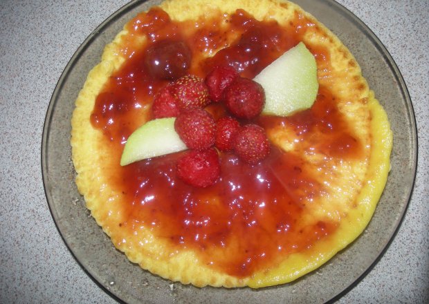 Fotografia przedstawiająca omlet na słodko z dżemem lub owocami