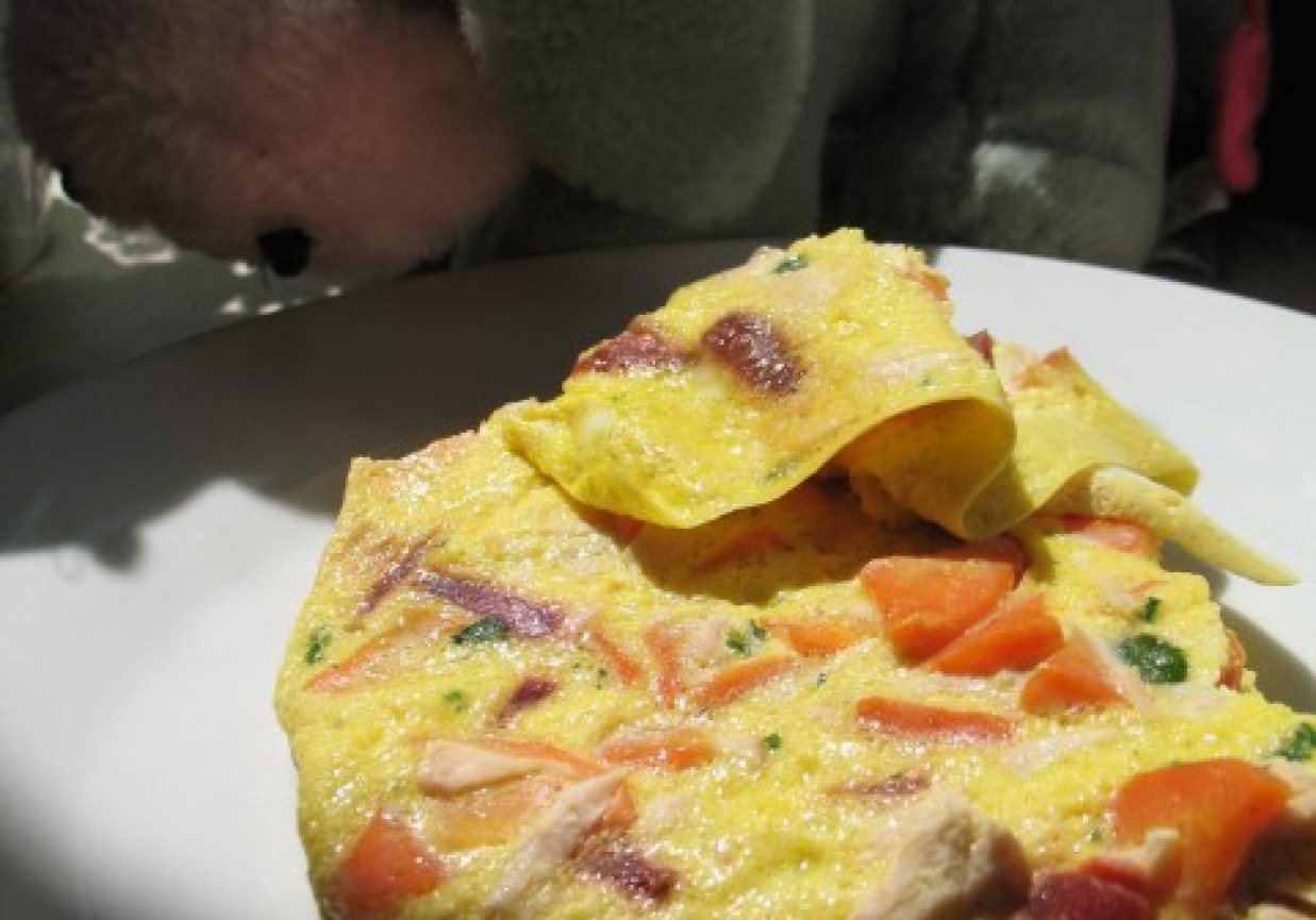 Omlet na żółtkach z kurczakiem, marchewką i burakiem dla maluszka foto