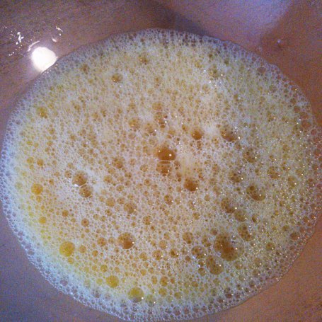Krok 1 - Omlet pełnoziarnisty z musem truskawkowym na ciepło foto
