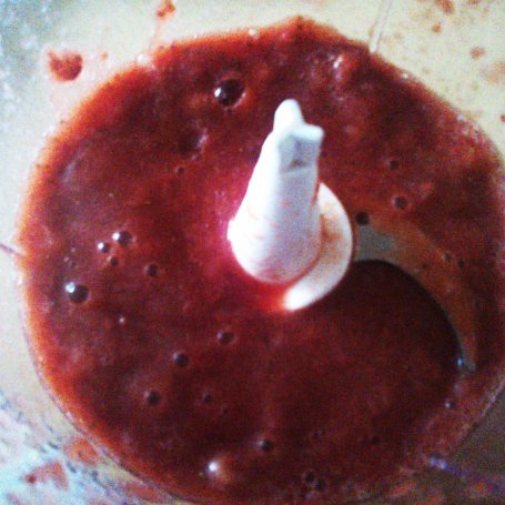 Krok 5 - Omlet pełnoziarnisty z musem truskawkowym na ciepło foto