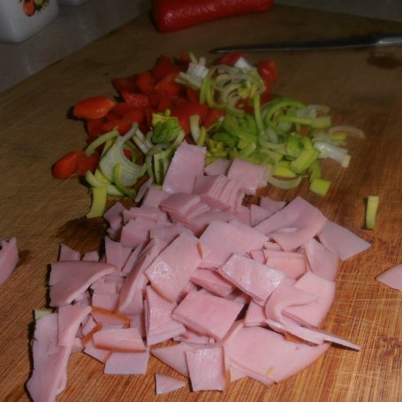 Krok 1 - Omlet pełnoziarnisty z papryką i porem foto