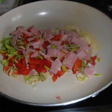 Krok 2 - Omlet pełnoziarnisty z papryką i porem foto