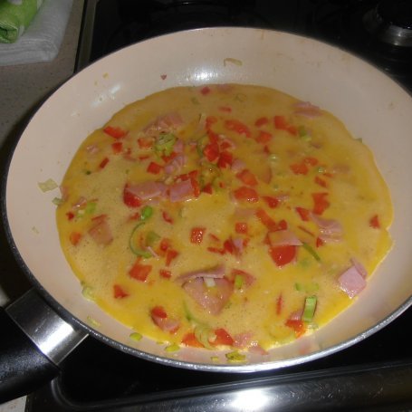 Krok 4 - Omlet pełnoziarnisty z papryką i porem foto