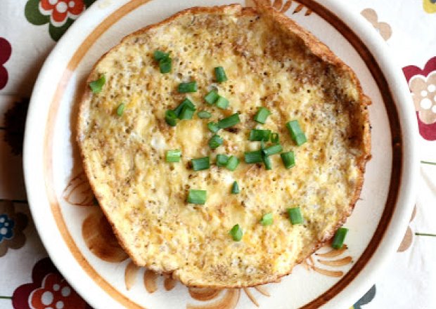 Fotografia przedstawiająca omlet serowy z otrębami