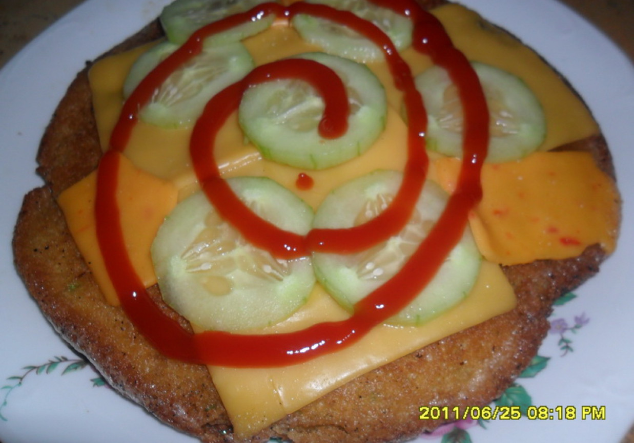 Omlet serowy ze świeżym ogórkiem foto