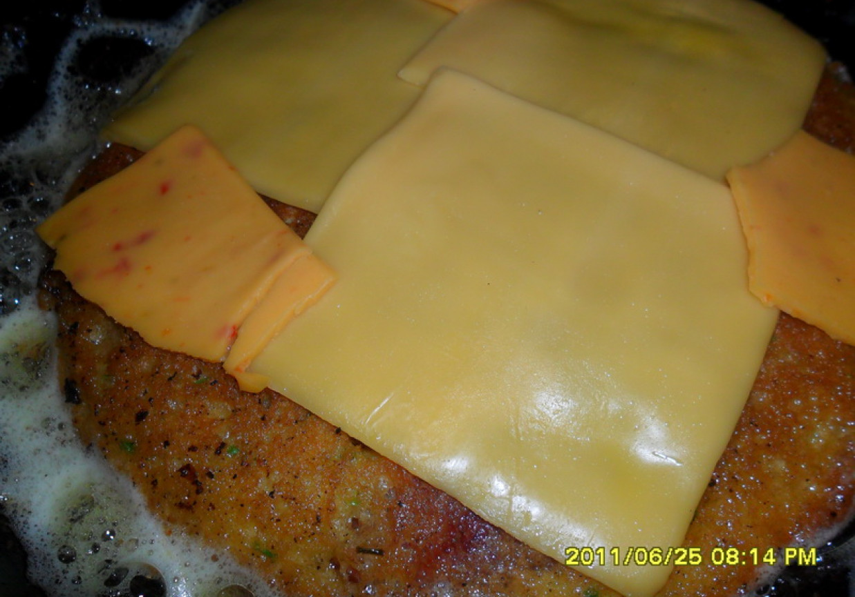 Omlet serowy ze świeżym ogórkiem foto