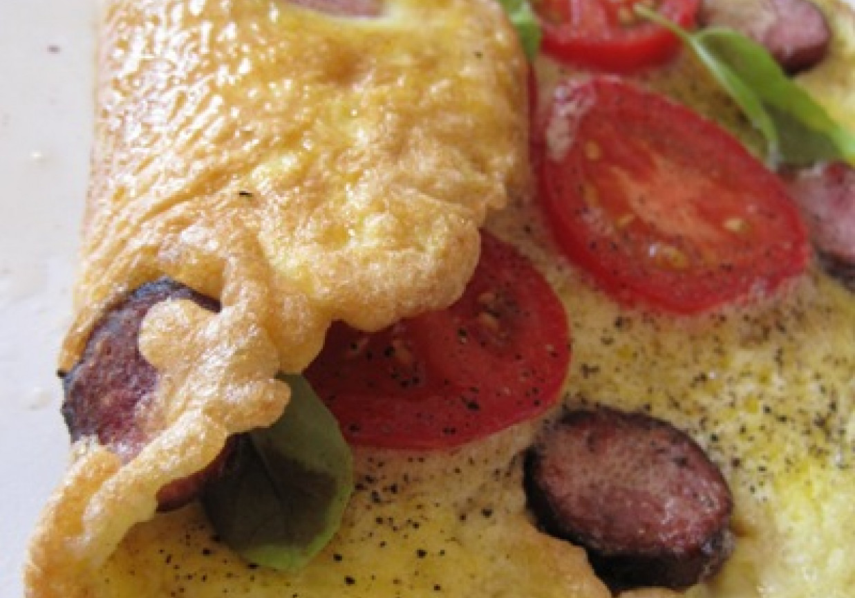 Omlet śniadaniowy z pomidorami i kiełbasą foto