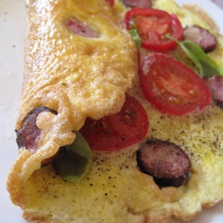 Krok 5 - Omlet śniadaniowy z pomidorami i kiełbasą foto