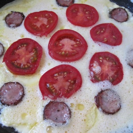 Krok 3 - Omlet śniadaniowy z pomidorami i kiełbasą foto