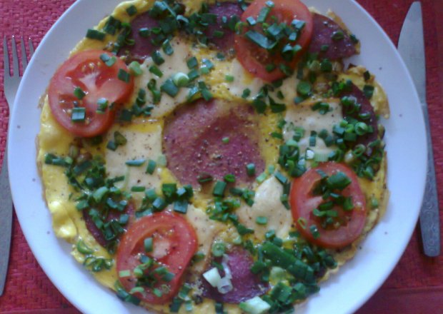 Fotografia przedstawiająca omlet śniadaniowy z salami