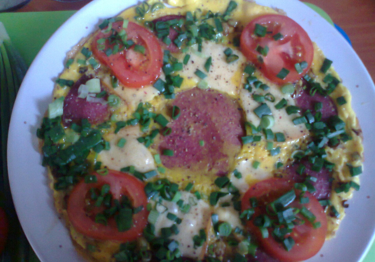 omlet śniadaniowy z salami foto