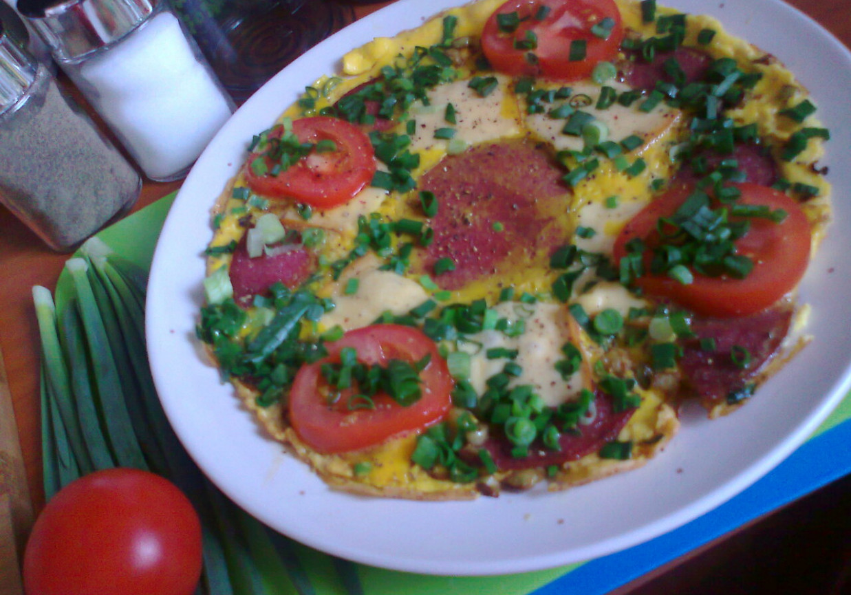 omlet śniadaniowy z salami foto