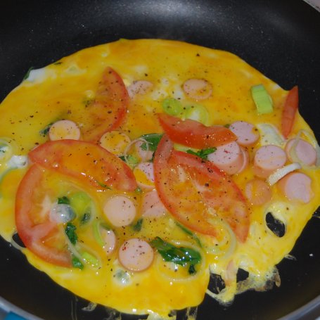 Krok 2 - Omlet sniadaniowy z warzywami i parówką  foto