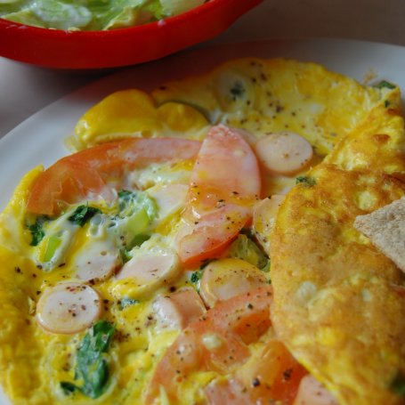 Krok 3 - Omlet sniadaniowy z warzywami i parówką  foto