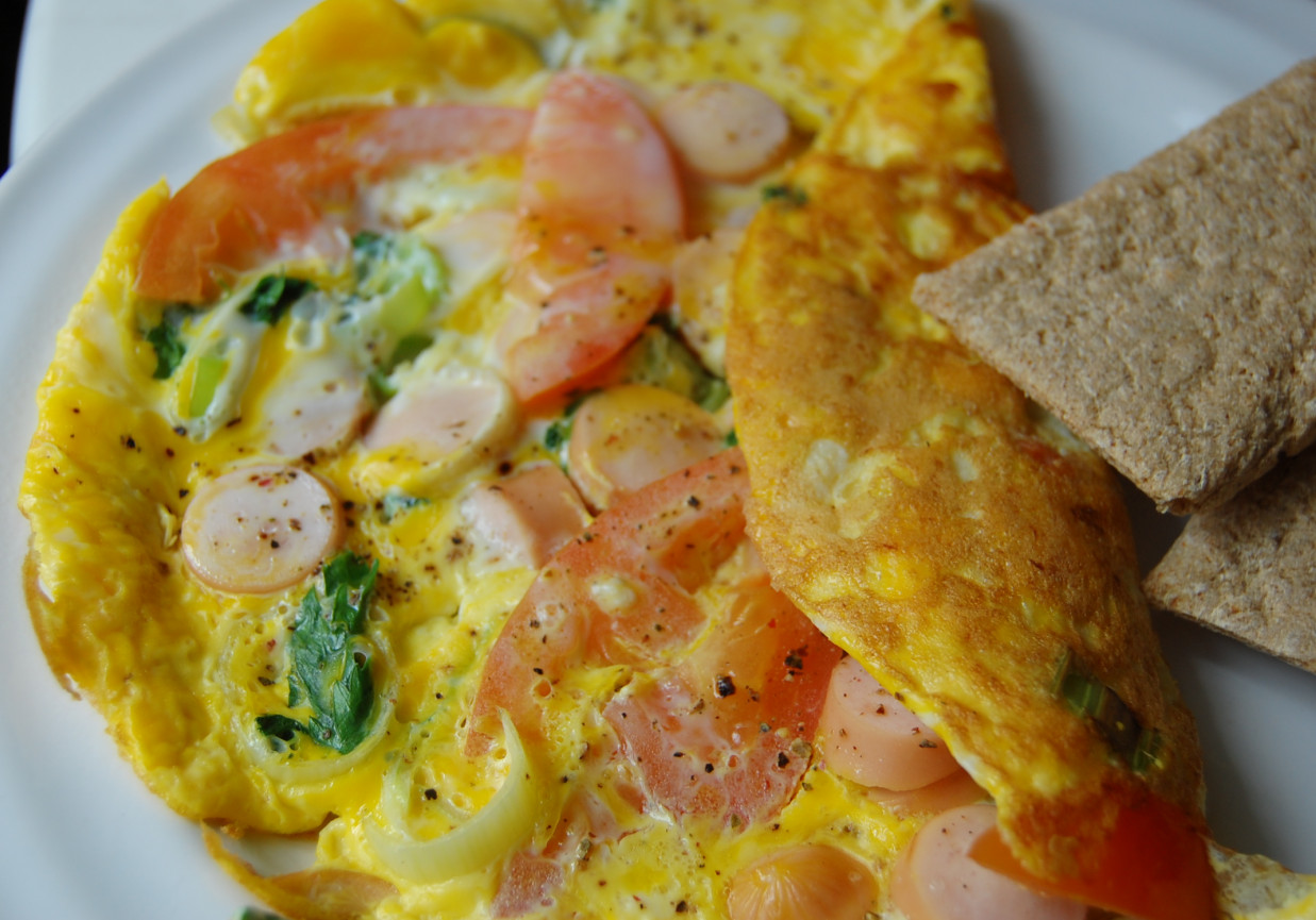 Omlet sniadaniowy z warzywami i parówką  foto
