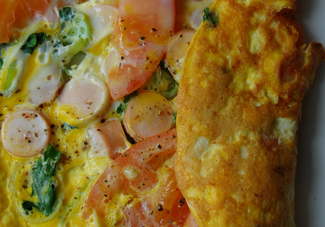 Omlet sniadaniowy z warzywami i parówką  foto