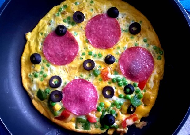 Fotografia przedstawiająca omlet wiosenny z salami