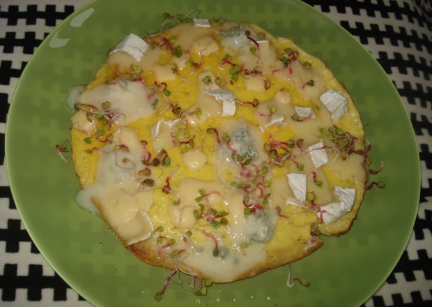 Fotografia przedstawiająca Omlet z 3 rodzajami serów i kiełkami rzodkiewki