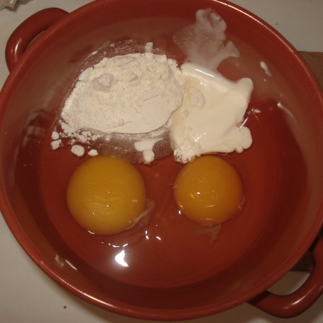 Krok 1 - Omlet z 3 rodzajami serów i kiełkami rzodkiewki foto