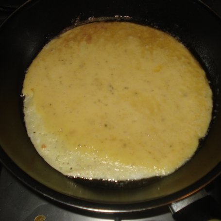 Krok 2 - Omlet z 3 rodzajami serów i kiełkami rzodkiewki foto