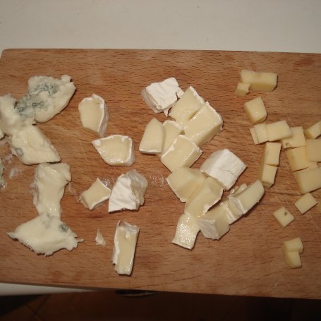 Krok 3 - Omlet z 3 rodzajami serów i kiełkami rzodkiewki foto