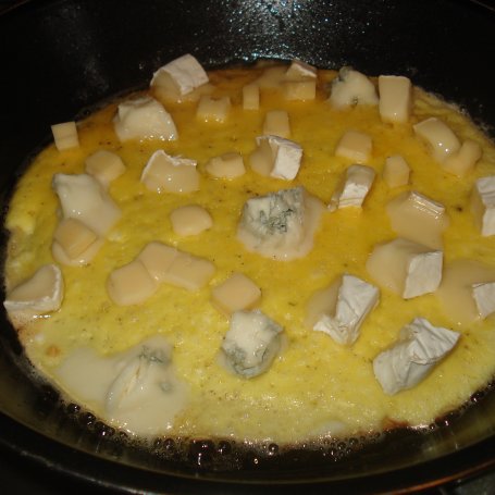 Krok 4 - Omlet z 3 rodzajami serów i kiełkami rzodkiewki foto