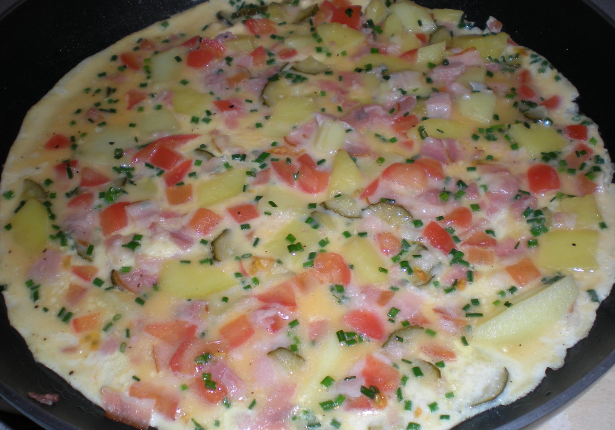Omlet z bekonem, ziemniakami i ogórkami małosolnymi foto
