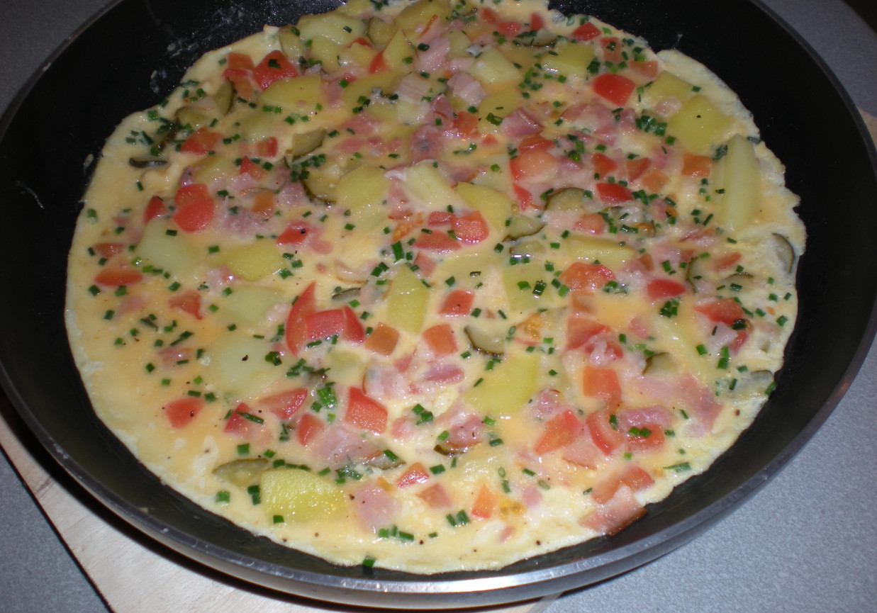 Omlet z bekonem, ziemniakami i ogórkami małosolnymi foto