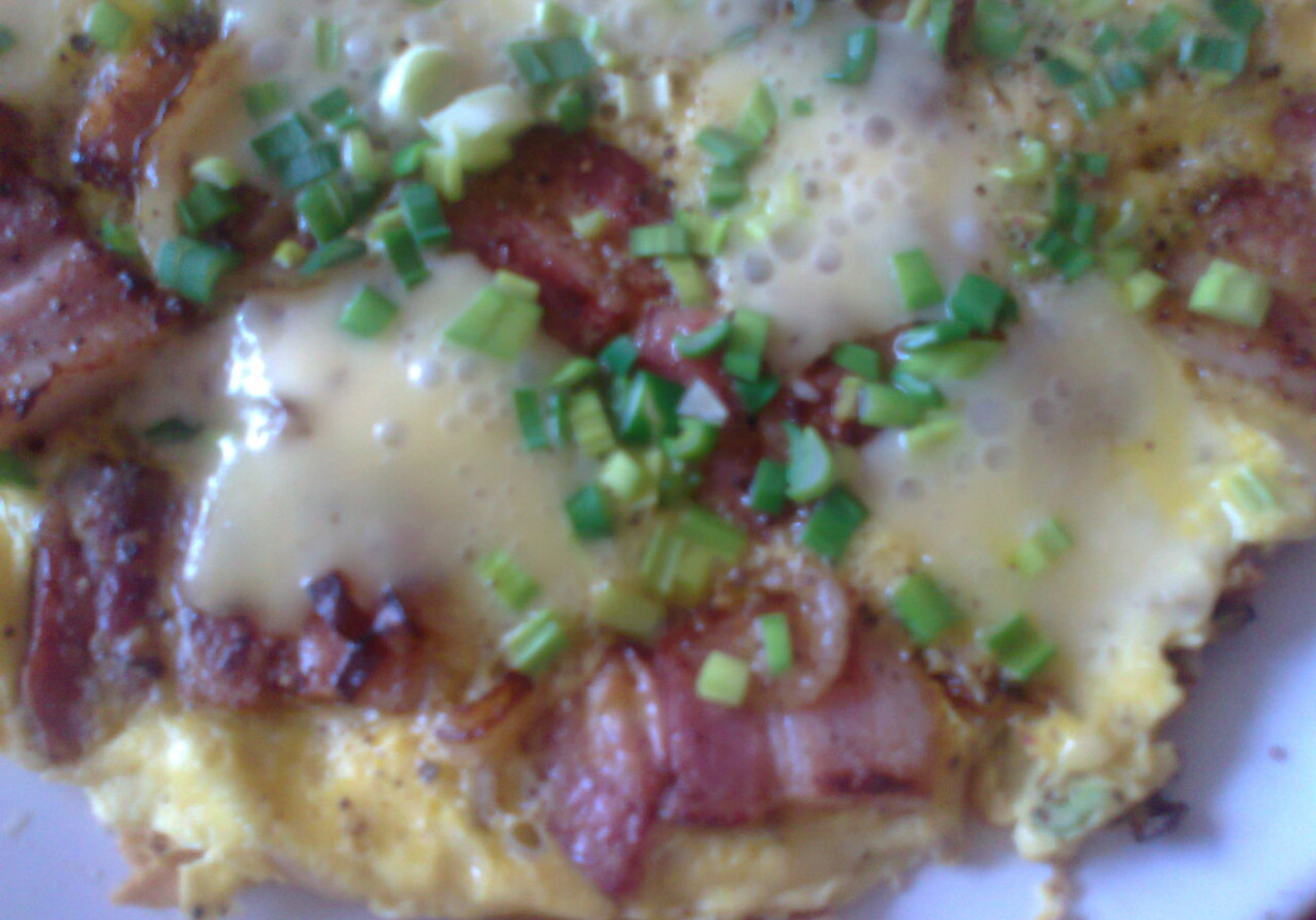 omlet z boczkiem wędzonym i żółtym serem foto