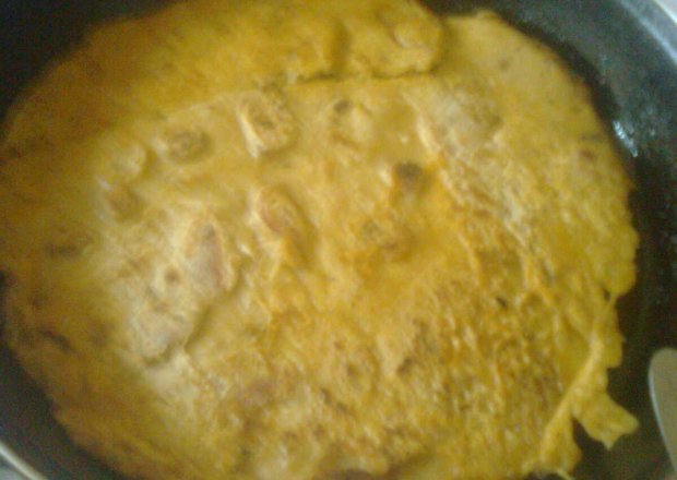 Fotografia przedstawiająca omlet z boczkiem