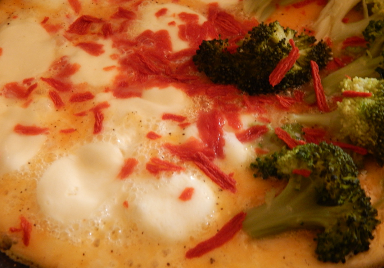 Omlet z brokułem i mozzarellą foto