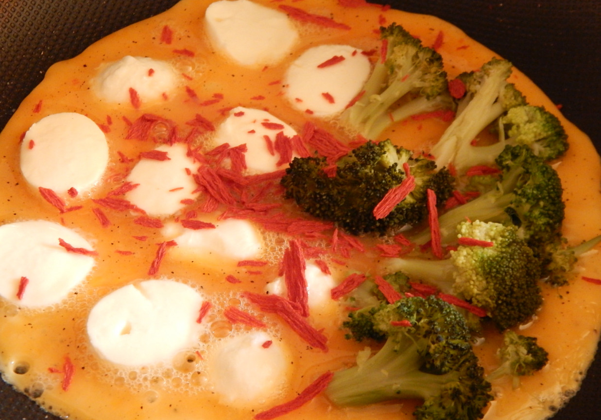 Omlet z brokułem i mozzarellą foto