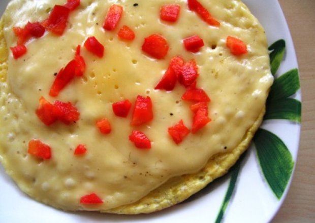 Fotografia przedstawiająca Omlet z cebulką pod serową pierzynką