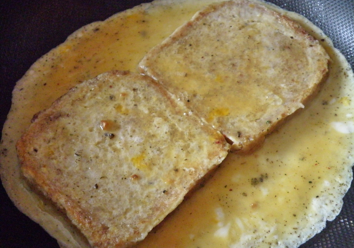 Omlet z chlebem razowym foto