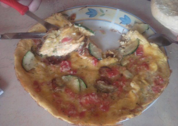 Fotografia przedstawiająca Omlet z cukinią i pomidorami