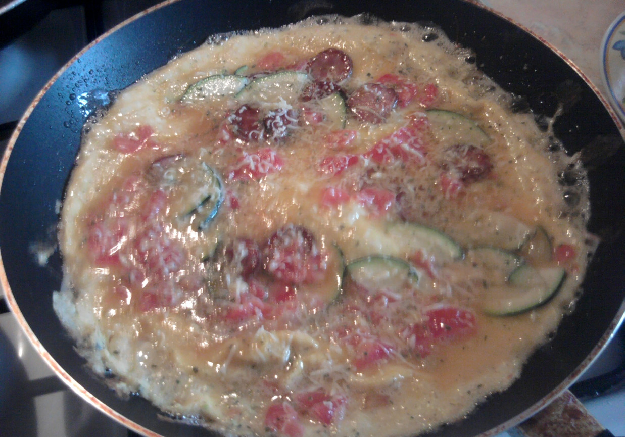 Omlet z cukinią i pomidorami foto