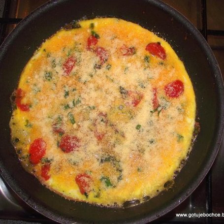 Krok 2 - Omlet z cukinią, pomidorami i parmezanem foto