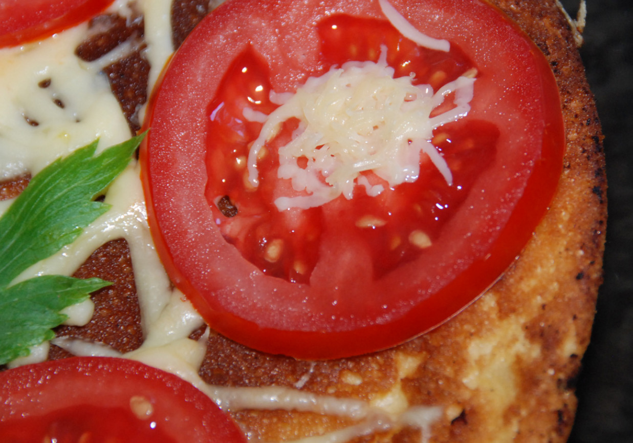 Omlet z czosnkiem i pomidorami foto