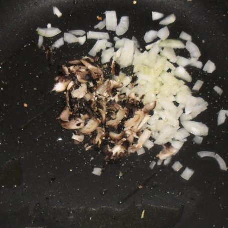 Krok 1 - Omlet z duszoną cebulą, pieczarkami i czosnkiem foto