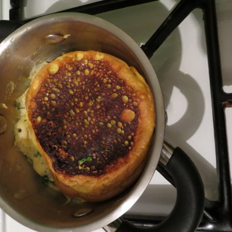 Krok 3 - Omlet z fetą i oliwkami foto