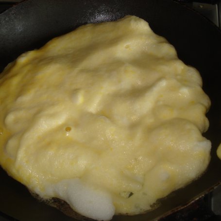 Krok 5 - Omlet z figą i prażonymi płatkami migdałowymi foto