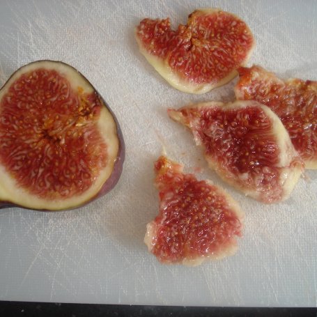 Krok 7 - Omlet z figą i prażonymi płatkami migdałowymi foto
